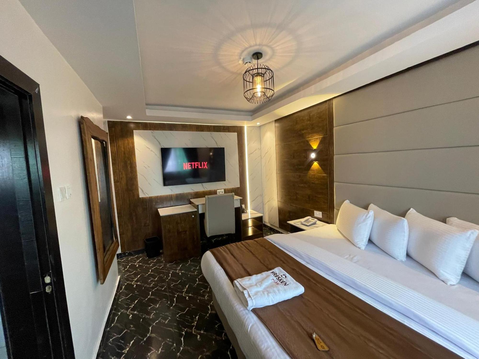 Presken K-One Hotel Ikeja Exterior foto